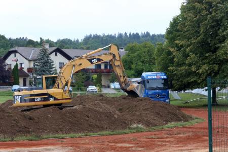 OBNOVA NOGOMETNEGA IGRIŠČA IN TEKAŠKE STEZE PRI OŠ CERKNICA 01 FOTO LJUBO VUKELIČ
